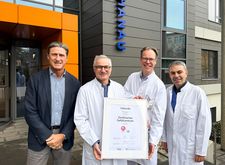 Vier leitende Mitarbeiter des Gefäßzentrums am Klinikum Hanau stehen nebeneinander und lächeln in die Kamera. Zu sehen sind Geschäftsführer Volkmar Bölke, Chefarzt Dr. med. Karsten Schmidt-Schoormann, Chefarzt Prof. Dr. med. Christopher Bangard und Oberarzt Dr. med. Savvas Savvidis. Das Foto entstand anlässlich der erneuten Rezertifizierung des Gefäßzentrums.