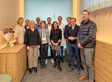 Gruppenfoto mehrerer Beteiligter aus Klinikum, Förderverein, Seelsorge, Palliativteam und der unterstützenden Firma bei der Eröffnung des neuen Abschiedsraums.
