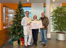 Mehrere Personen mit einem Scheck bei der Spendenübergabe