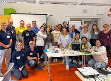 Ärztinnen, Ärzte und Pflegekräfte der Kinderklinik Hanau trainieren an Puppen verschiedener Altersgruppen die Reanimation und Notfallversorgung von Babys und Kindern im Rahmen eines EPALS-Kurses. Die Fortbildung wird von Sterntaler e.V. unterstützt und von erfahrenen ERC-Instruktoren begleitet.