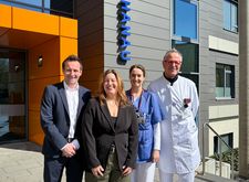 Neue Leitung der Klinik für Kinder- und Jugendmedizin am Klinikum Hanau: Geschäftsführer Stefan Gröger mit Chefärztin Yasmin Hagel, Sektionsleiterin Neonatologie Dr. med. Claudia Elina Meyer und Chefarzt Dr. med. Bernhard Bungert vor dem Klinikgebäude.