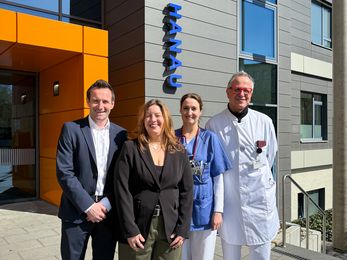 Neue Leitung der Klinik für Kinder- und Jugendmedizin am Klinikum Hanau: Geschäftsführer Stefan Gröger mit Chefärztin Yasmin Hagel, Sektionsleiterin Neonatologie Dr. med. Claudia Elina Meyer und Chefarzt Dr. med. Bernhard Bungert vor dem Klinikgebäude.