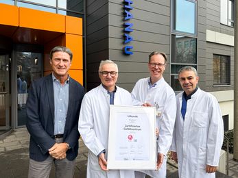 Vier leitende Mitarbeiter des Gefäßzentrums am Klinikum Hanau stehen nebeneinander und lächeln in die Kamera. Zu sehen sind Geschäftsführer Volkmar Bölke, Chefarzt Dr. med. Karsten Schmidt-Schoormann, Chefarzt Prof. Dr. med. Christopher Bangard und Oberarzt Dr. med. Savvas Savvidis. Das Foto entstand anlässlich der erneuten Rezertifizierung des Gefäßzentrums.