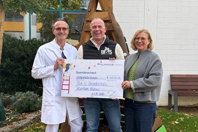 Christian Müller, Geschäftsführer von B&S Brandschutz, überreicht symbolischen Scheck über 1.500 Euro an Martina Buschbeck, stellvertretende Vorsitzende des Fördervereins Sterntaler e.V. und den Chefarzt der Klinik für Kinder- und Jugendmedizin, Dr. med. Winfried Krill