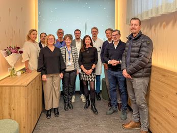 Gruppenfoto mehrerer Beteiligter aus Klinikum, Förderverein, Seelsorge, Palliativteam und der unterstützenden Firma bei der Eröffnung des neuen Abschiedsraums.