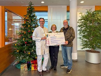 Mehrere Personen mit einem Scheck bei der Spendenübergabe